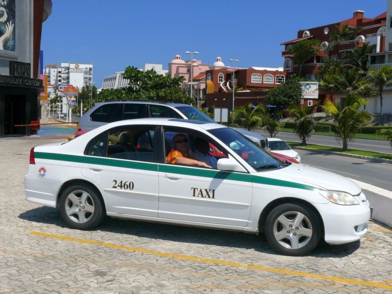 getting a taxi at cancun airport